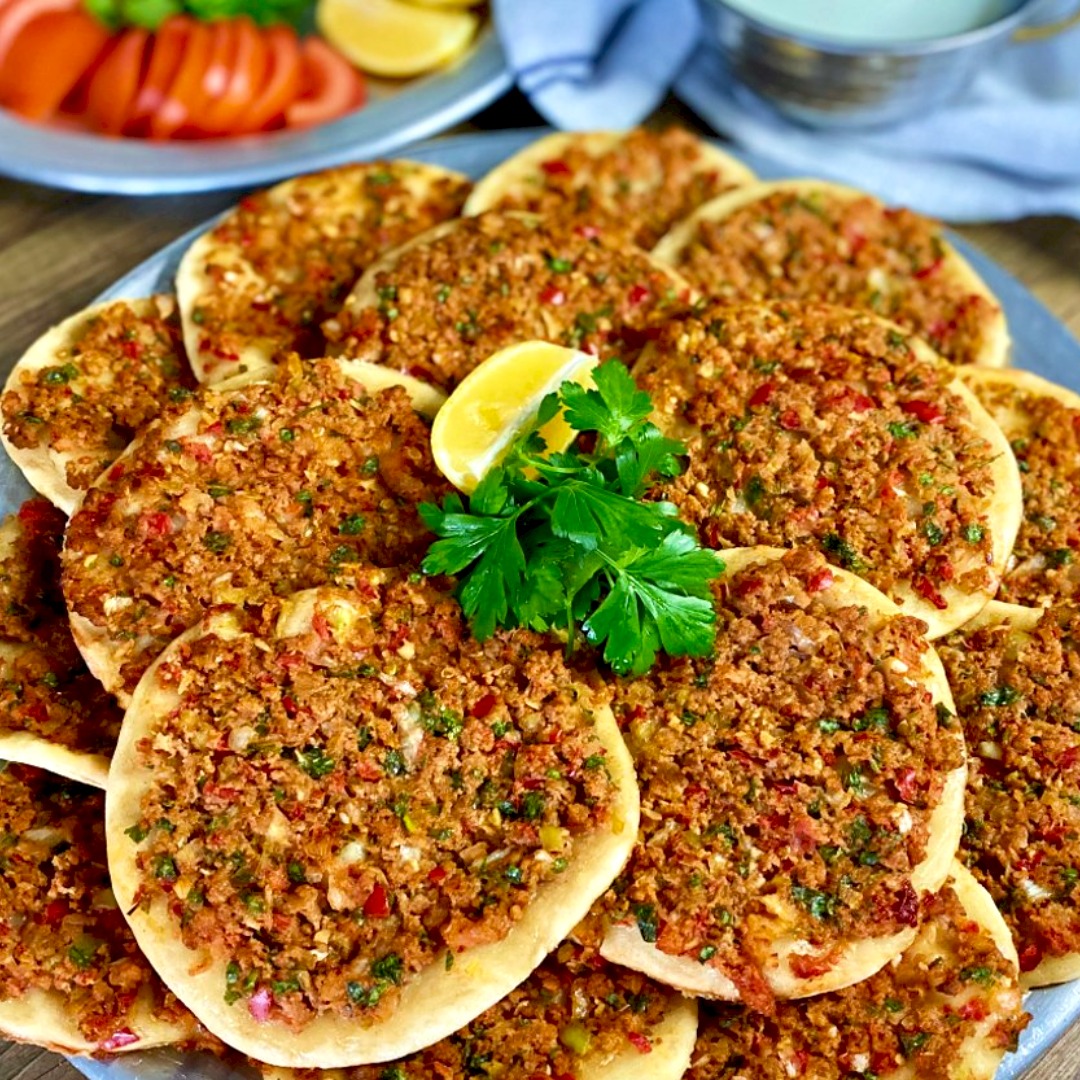 250 Gram Kıymayla 2 Tepsi Fındık Lahmacun Tarifi - 1