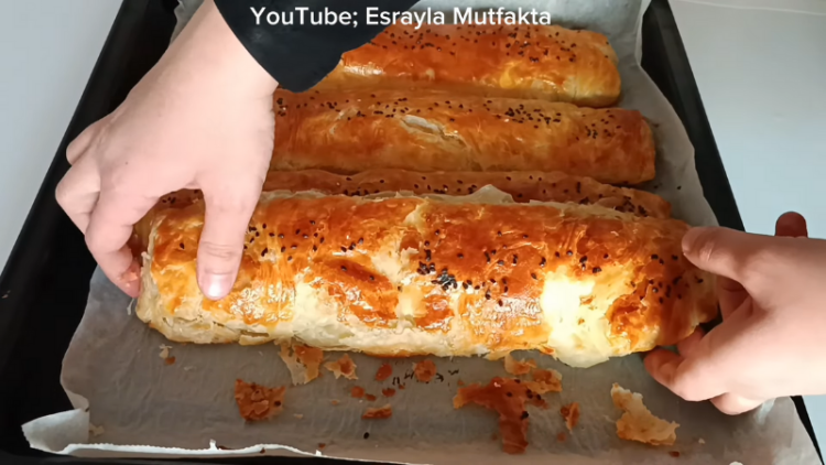 Az Maliyetli Pul Pul Dökülen Börek Tarifi - 5