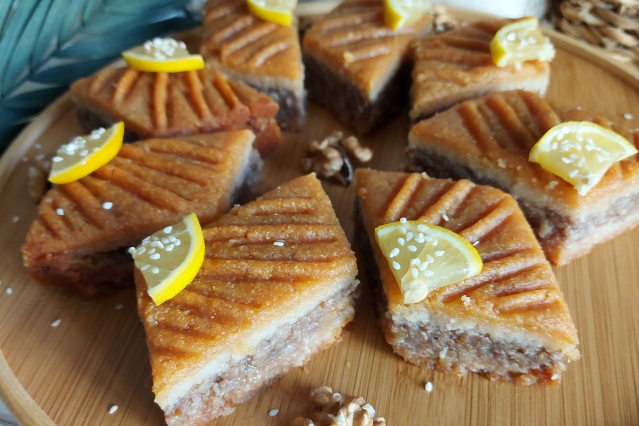 Baklava Tadında Bol Cevizli Tepsi Tatlısı Tarifi - 1