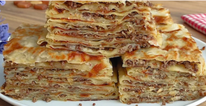 Az Malzeme İle El Açması Kıymalı Börek Tarifi