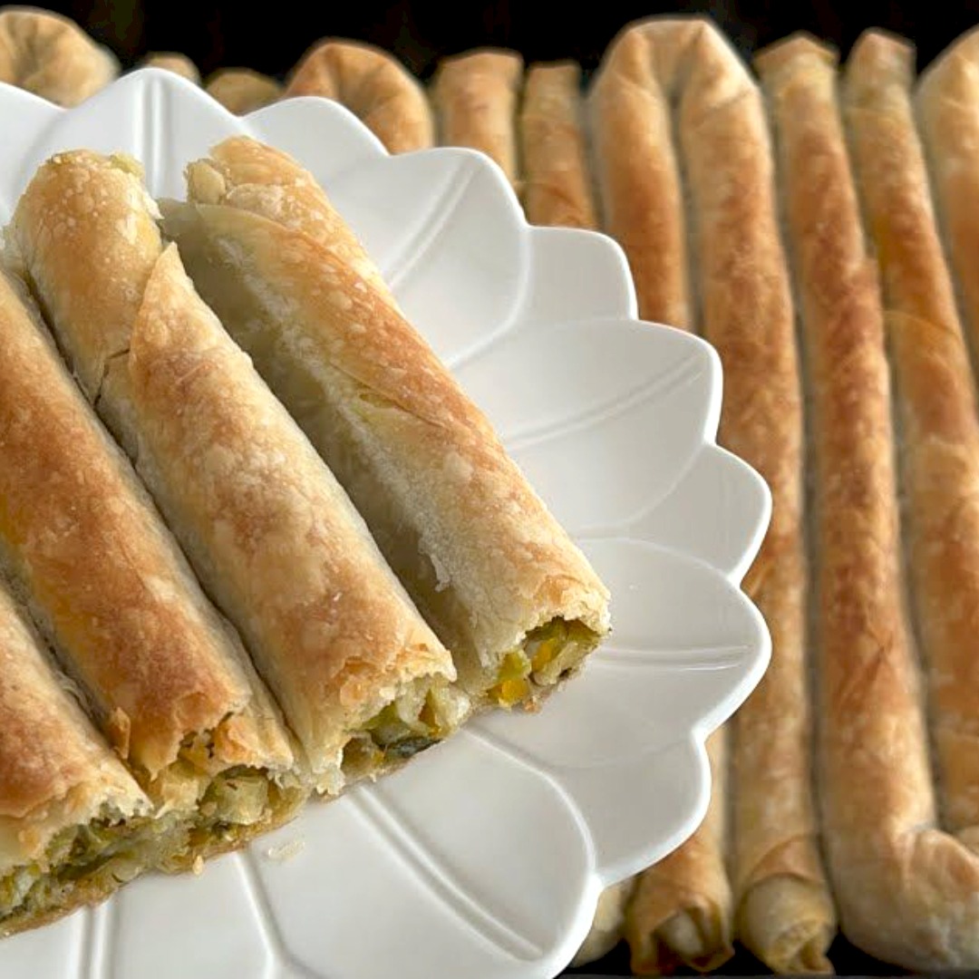 Hazır Yufka İle El Açması Pırasalı Börek Tarifi - 1