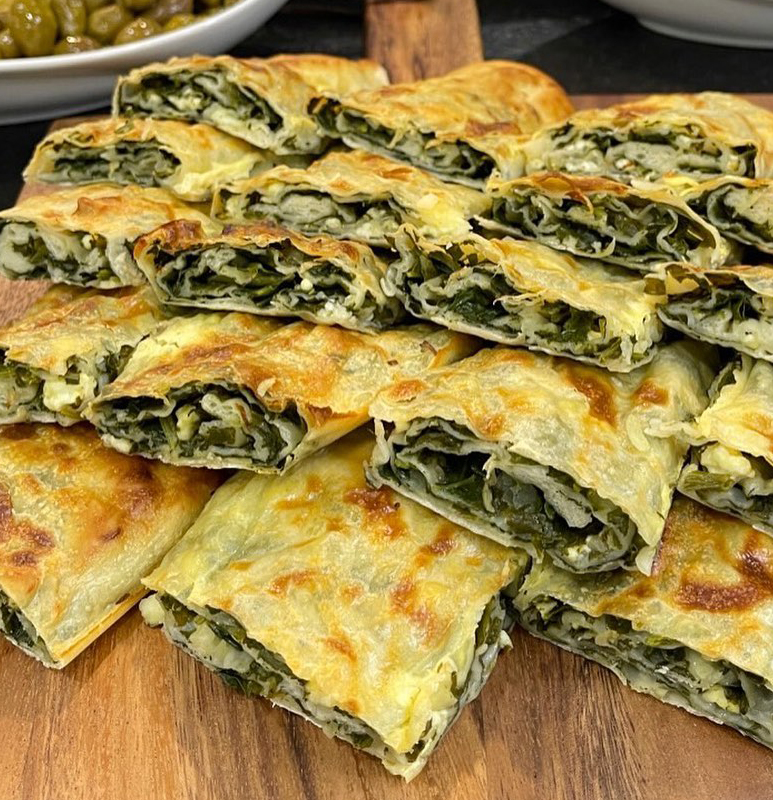 Annemin El Açması Ispanaklı Börek Tarifi - 4