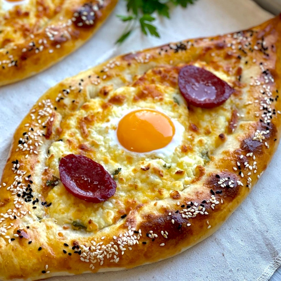 Kaşarlı Yumurtalı Sucuklu Pide Tarifi - 1