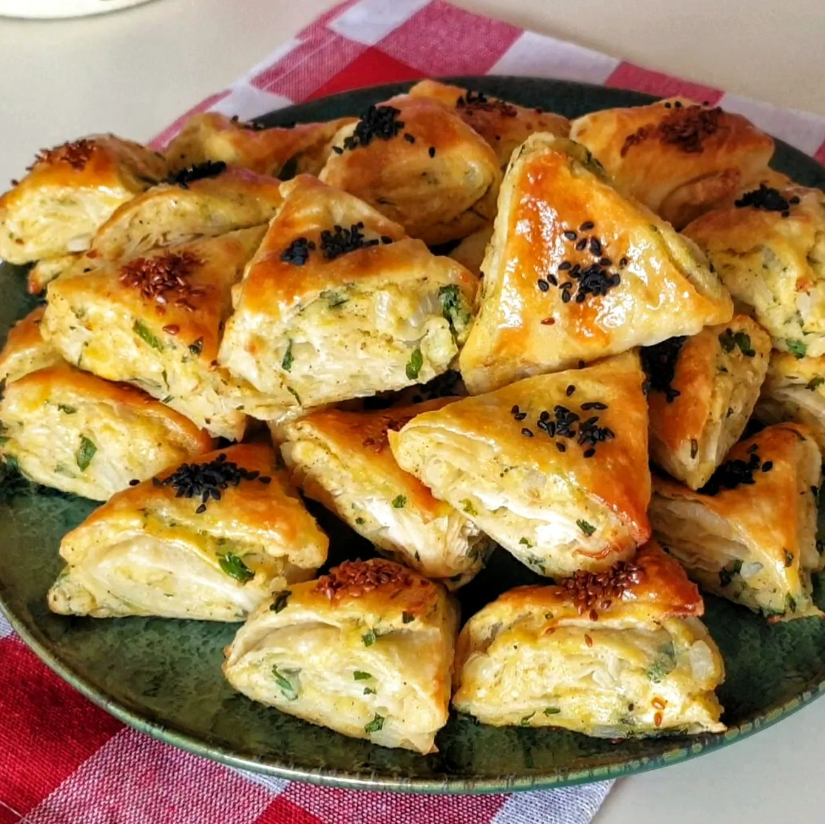 SADECE 2 YUFKA 1 TEPSİ ÜÇGEN BÖREK - 1